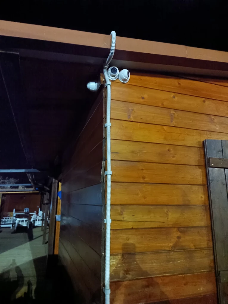 Conjunto de cámaras instalado en un negocio