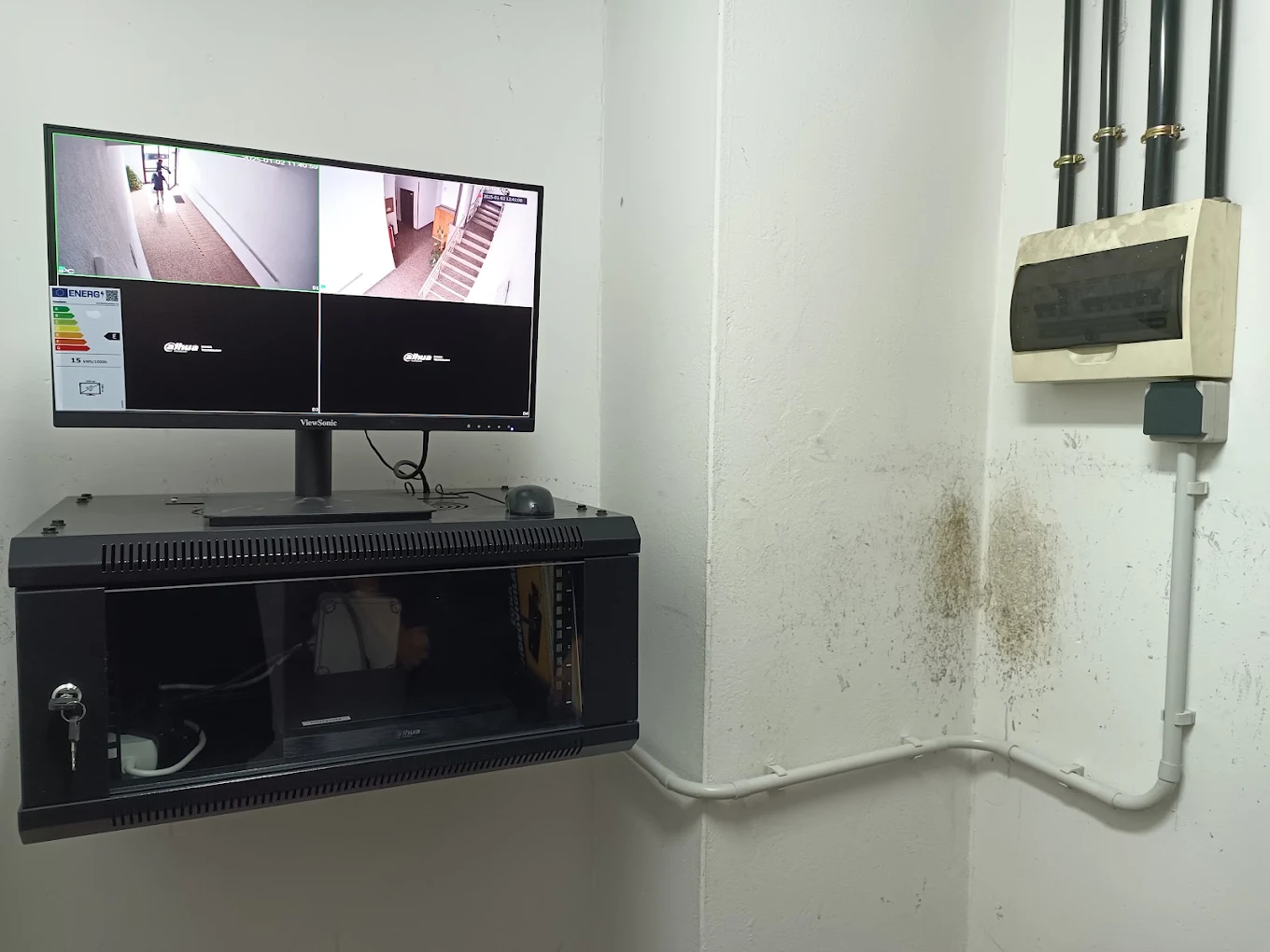 Rack y monitor de videovigilancia instalados por InfoCam